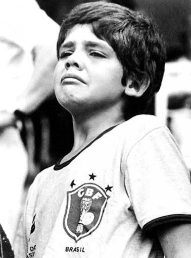 (Foto de Reginaldo Manente que emocionou o país após a derrota na Copa da Espanha, em 1982)